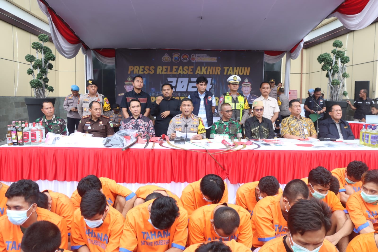OPTIMITIS: Kapolresta Sidoarjo Kombes Pol Christian Tobing saat menyampaikan capaian pengungkapan kriminalitas selama 2024. (DIKY PUTRA SANSIRI/RADAR SIDOARJO)