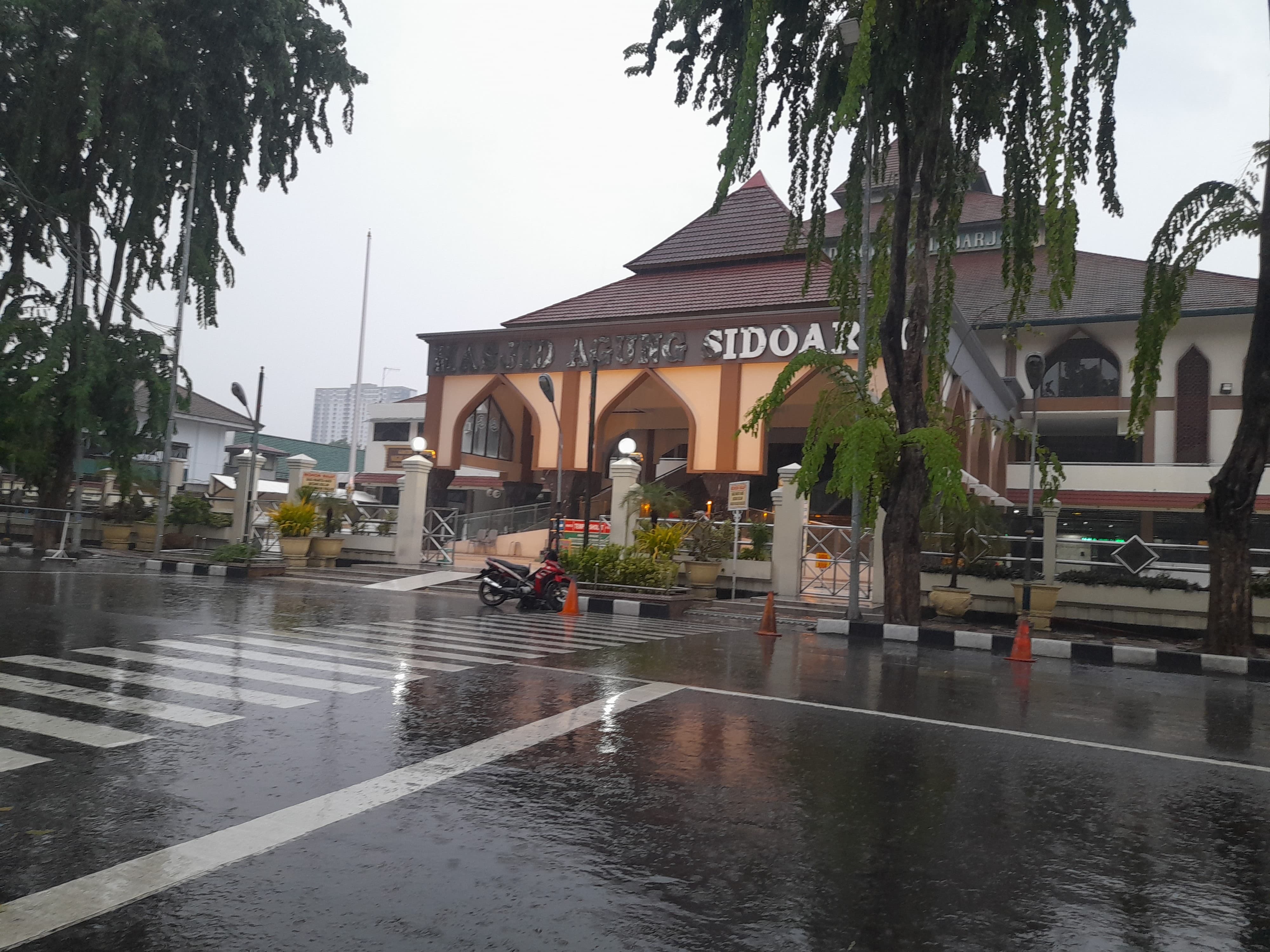 IKON: Masjid Agung Sidoarjo akan diperbaiki untuk meningkatkan fasilitas bagi jamaah. (M SAIFUL ROHMAN/RADAR SIDOARJO)