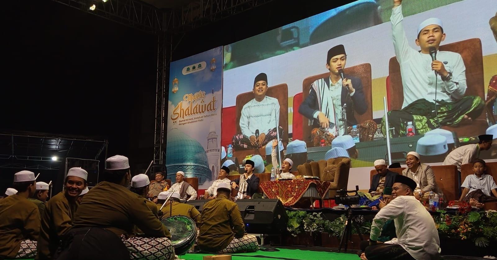 KHUSYUK: Gus Azmi, Cak Fandy dan Ustadz Firman saat lantunkan shalawat di MA Progresif Bumi Shalawat, Kamis (2/1) malam. (DIKY PUTRA SANSIRI/RADAR SIDOARJO)