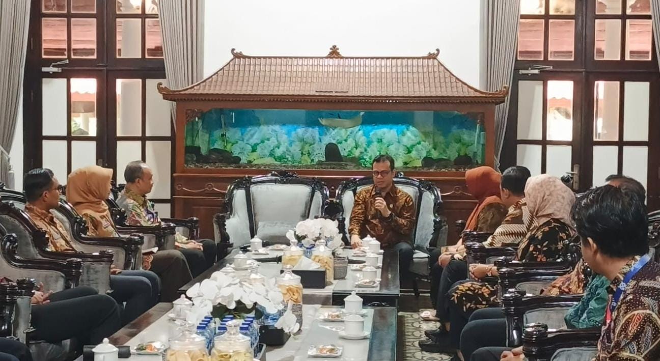 KOORDINASI: Wakil Menteri Komunikasi dan Digital (Komdigi) RI, Nizar Patria saat berdialog di Pendapa Delta Wibawa. (SAIFUL M ROHMAN/RADAR SIDOARJO)