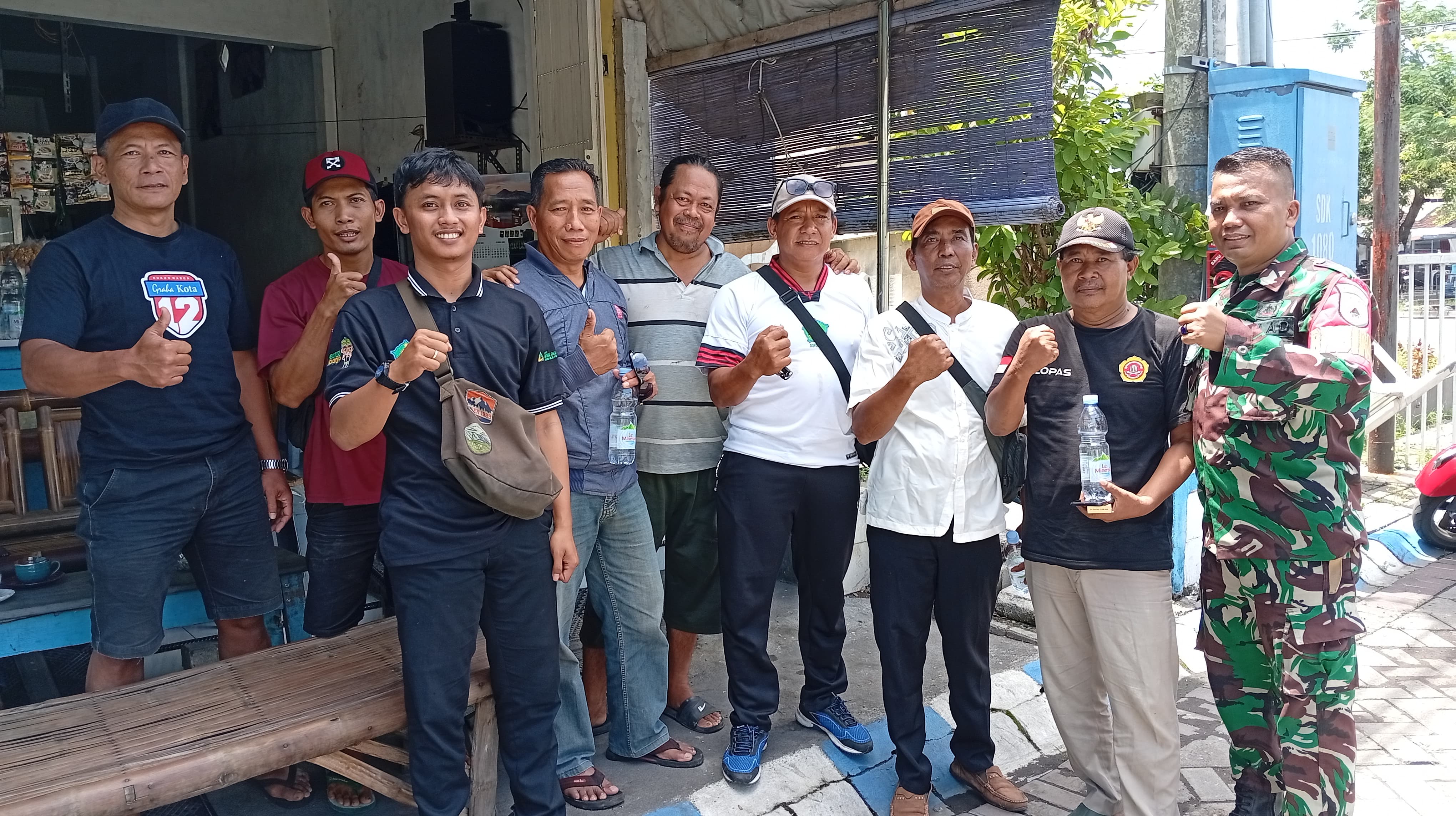 KOMPAK: Kepala Desa Suko, Sabari saat foto bersama dengan beberapa perwakilan lembaga. (ANAS/RADAR SIDOARJO)