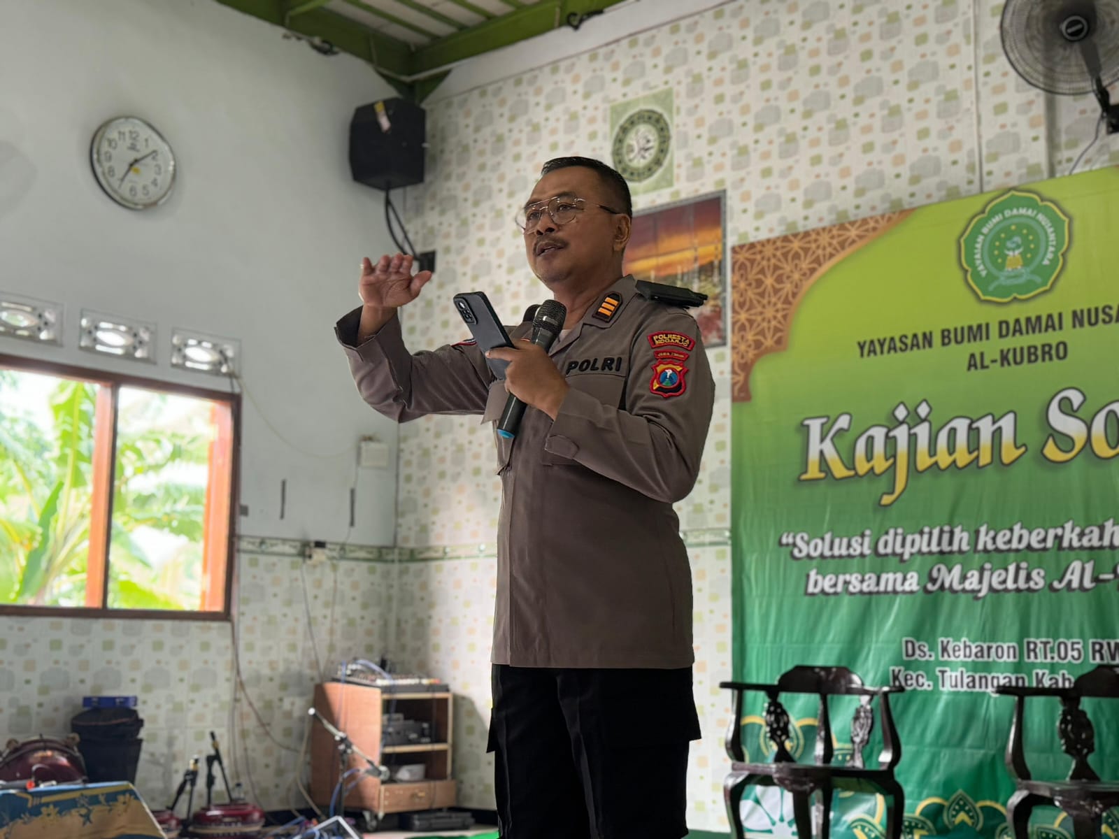 PENYULUHAN : Kasat Binmas Polresta Sidoarjo berikan imbauan pada orang tua agar mengawasi anaknya agar tidak terpengaruh dampak negatif medsos. (IST)