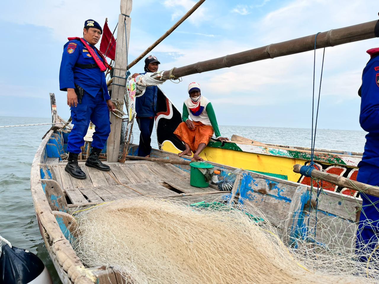 DIALOGIS: Sat Polairud Polresta Sidoarjo melakukan patroli rutin dan berdialog dengan nelayan terkait cuaca ekstrem yang terjadi akhir-akhir ini. (IST/RADAR SIDOARJO)
