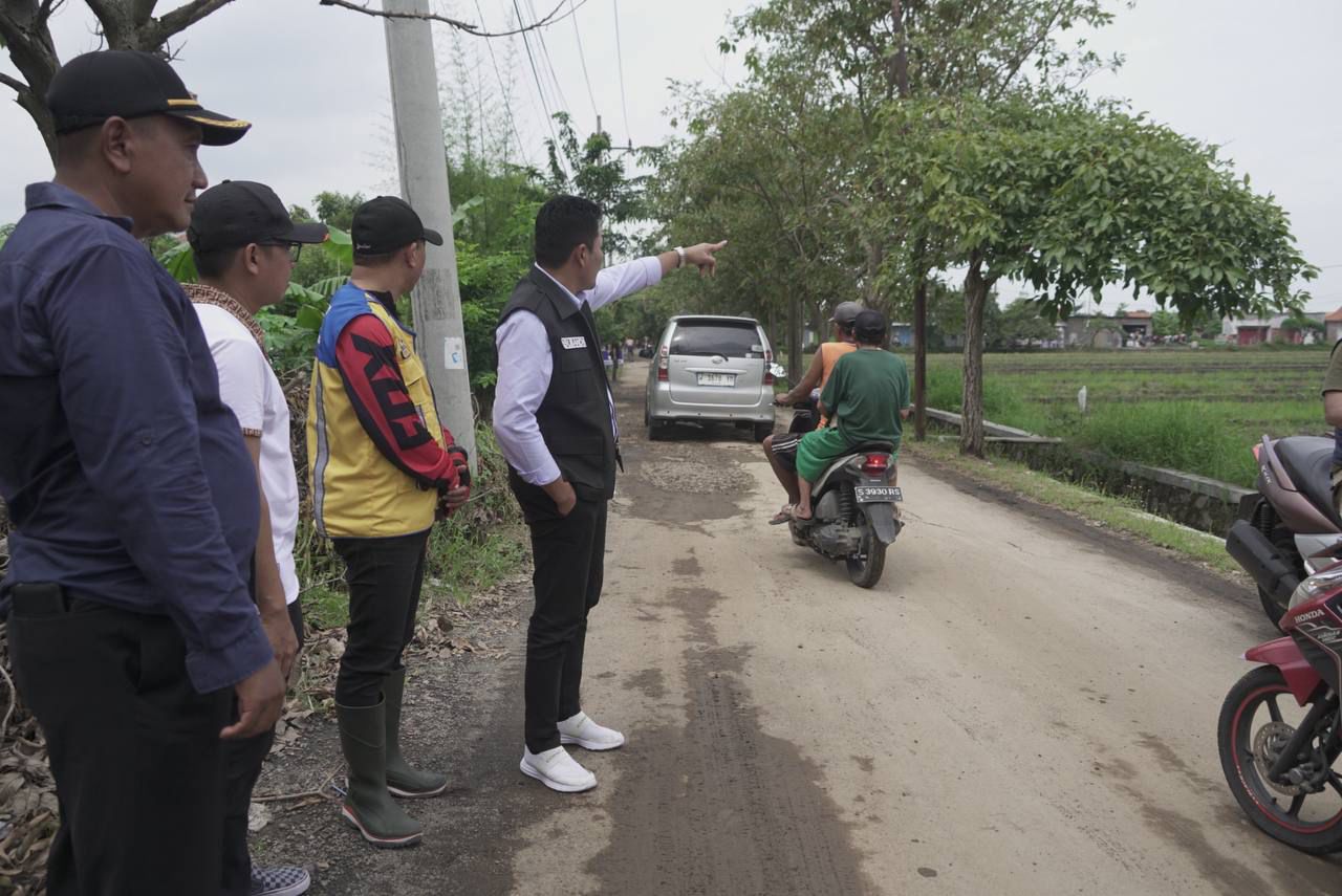 DIRESPON: Plt Bupati Sidoarjo Subandi melihat kondisi jalan di Desa Junwangi, Kecamatan Krian. (IST DISKOMINFO)