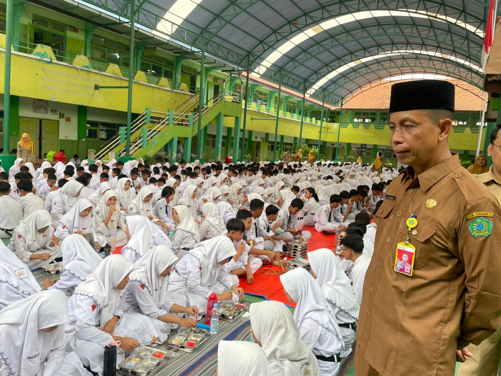 PERDANA: Makan bergizi gratis di SMPN 1 Candi berlangsung lancar. (DIKY PUTRA SANSIRI/RADAR SIDOARJO)