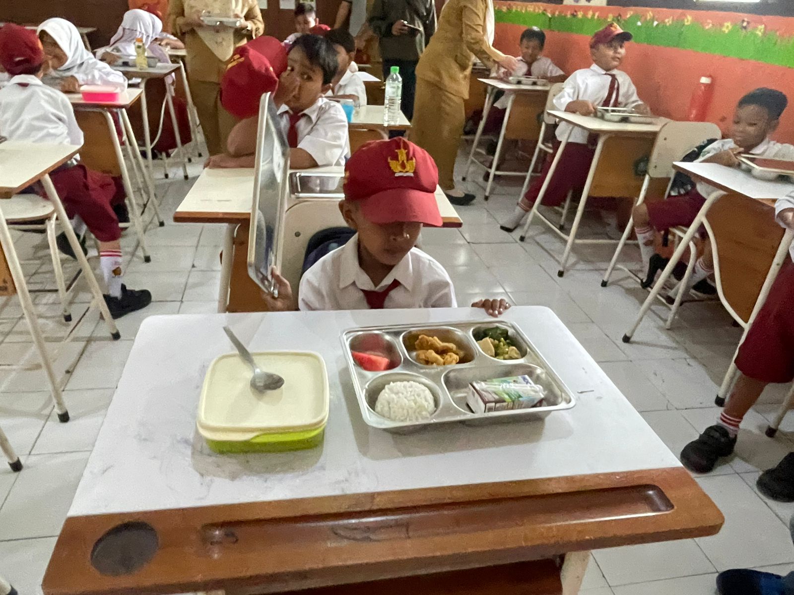 BERMANFAAT: Makan bergizi gratis di SDN Larangan Candi. (DIKY PUTRA SANSIRI/RADAR SIDOARJO)