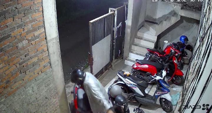 TEREKAM : Polisi selidiki identitas pelaku curanmor gunakan jas hujan di Jalan Sepanjang Indah, Taman, Sidoarjo. (IST/RADAR SIDOARJO)