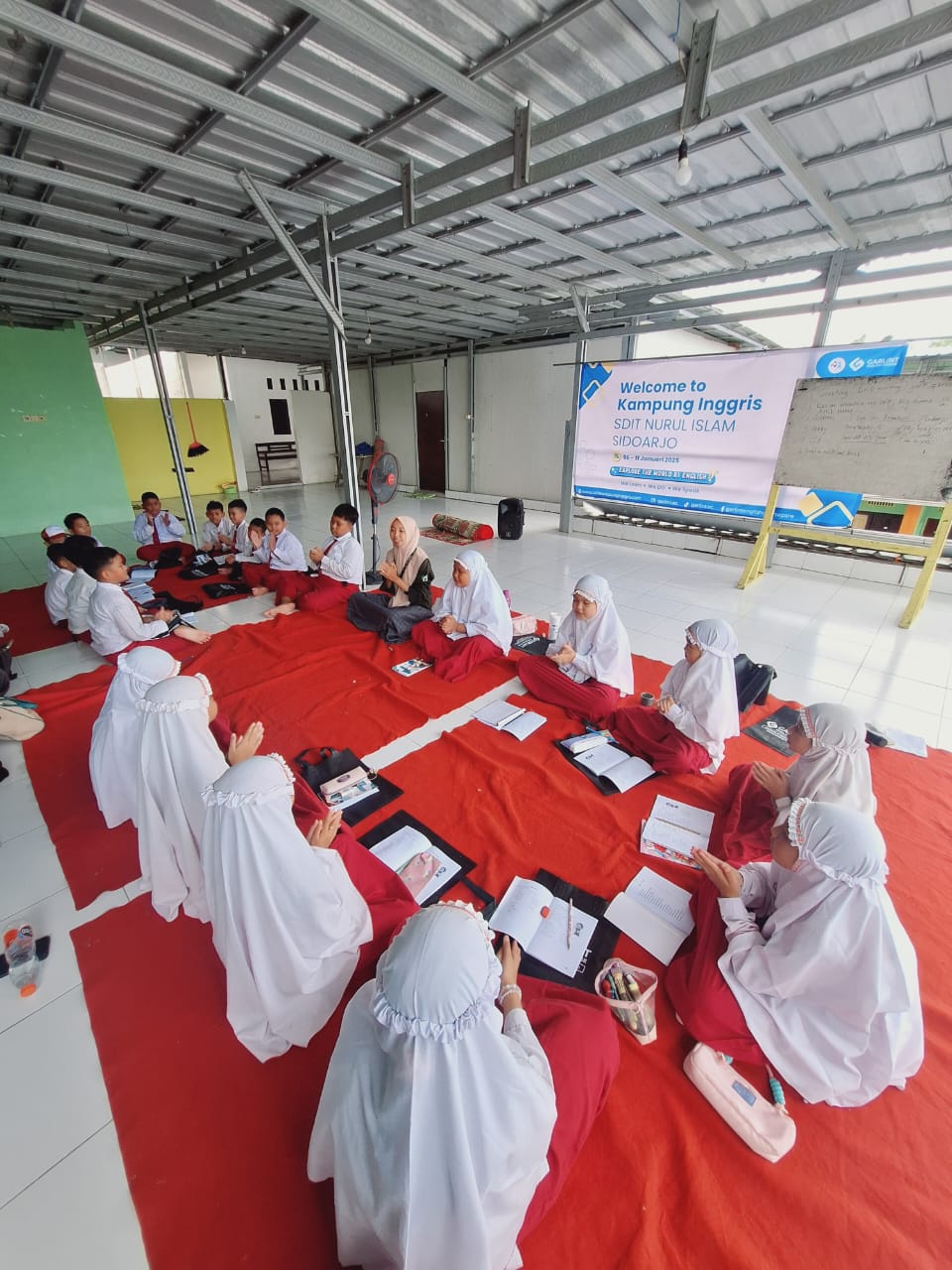 SEMANGAT: Suasana para siswa saat belajar ke Kampung Inggris, Pare. (ANAS/RADAR SIDOARJO)