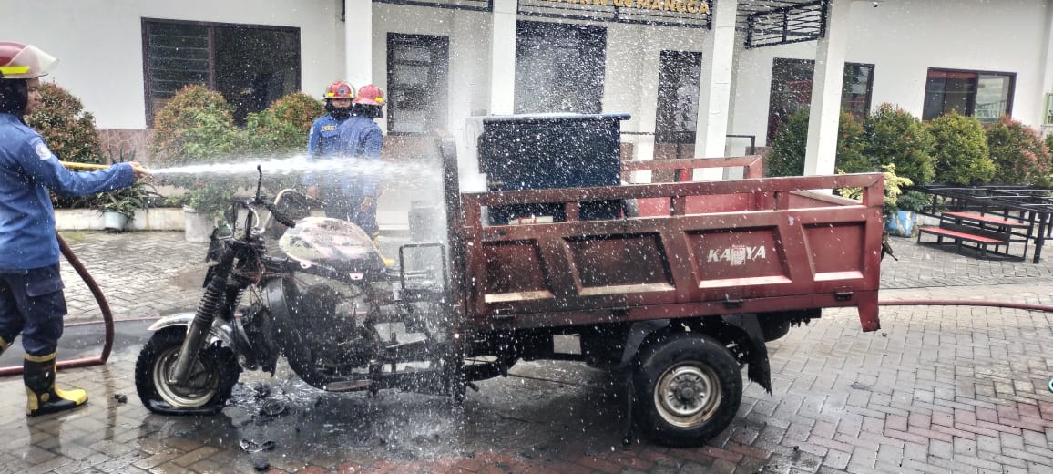 PEMBASAHAN : Petugas pemadam kebakaran berupaya memadamkan api yang membakar Tossa di Pondok Tjandra, Sidoarjo. Selasa (7/1). (IST/RADAR SIDOARJO)