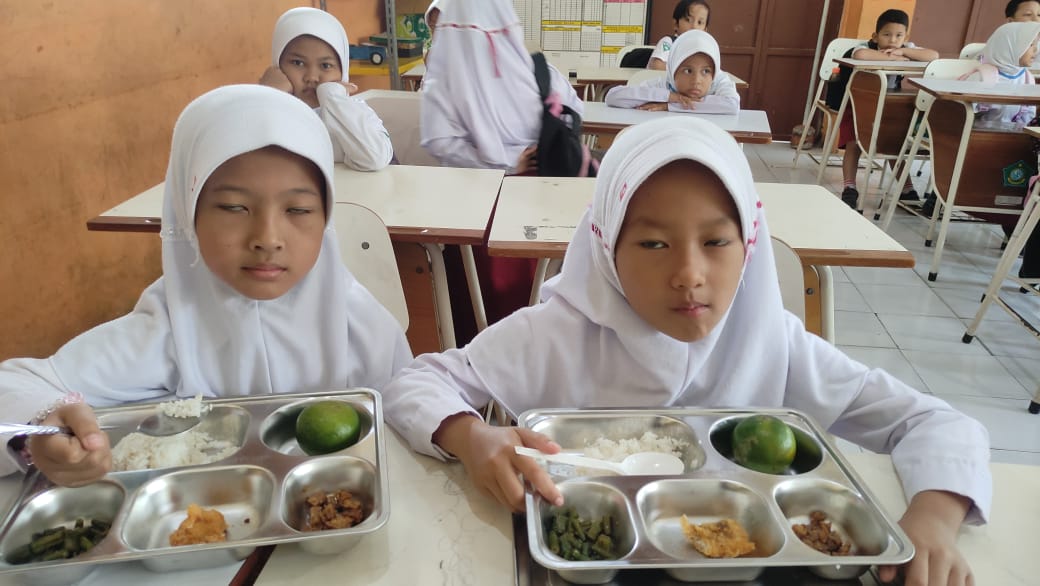 SEHAT: Makan siang bergizi dibagikan di SDN Larangan 1. (DIKY PUTRA SANSIRI/RADAR SIDOARJO)