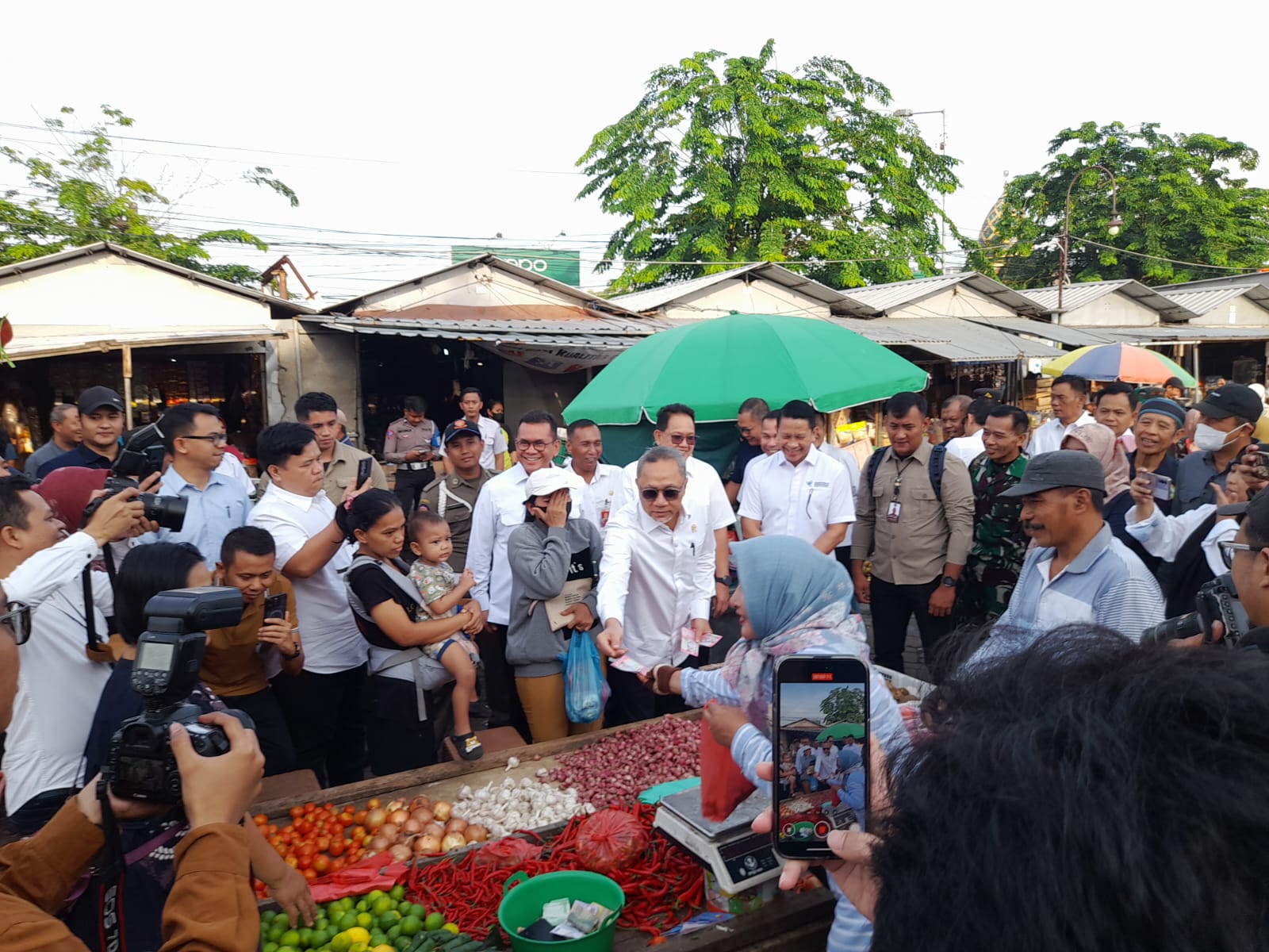 SIDAK: Menteri Koordinator Bidang Perekonomian Zulkifli Hasan, bersama Menteri Perdagangan Budi Santoso, meninjau Pasar Rakyat di Desa Pabean, Sedati, pada Rabu (8/1). (M SAIFUL ROHMAN/RADAR SIDOARJO)