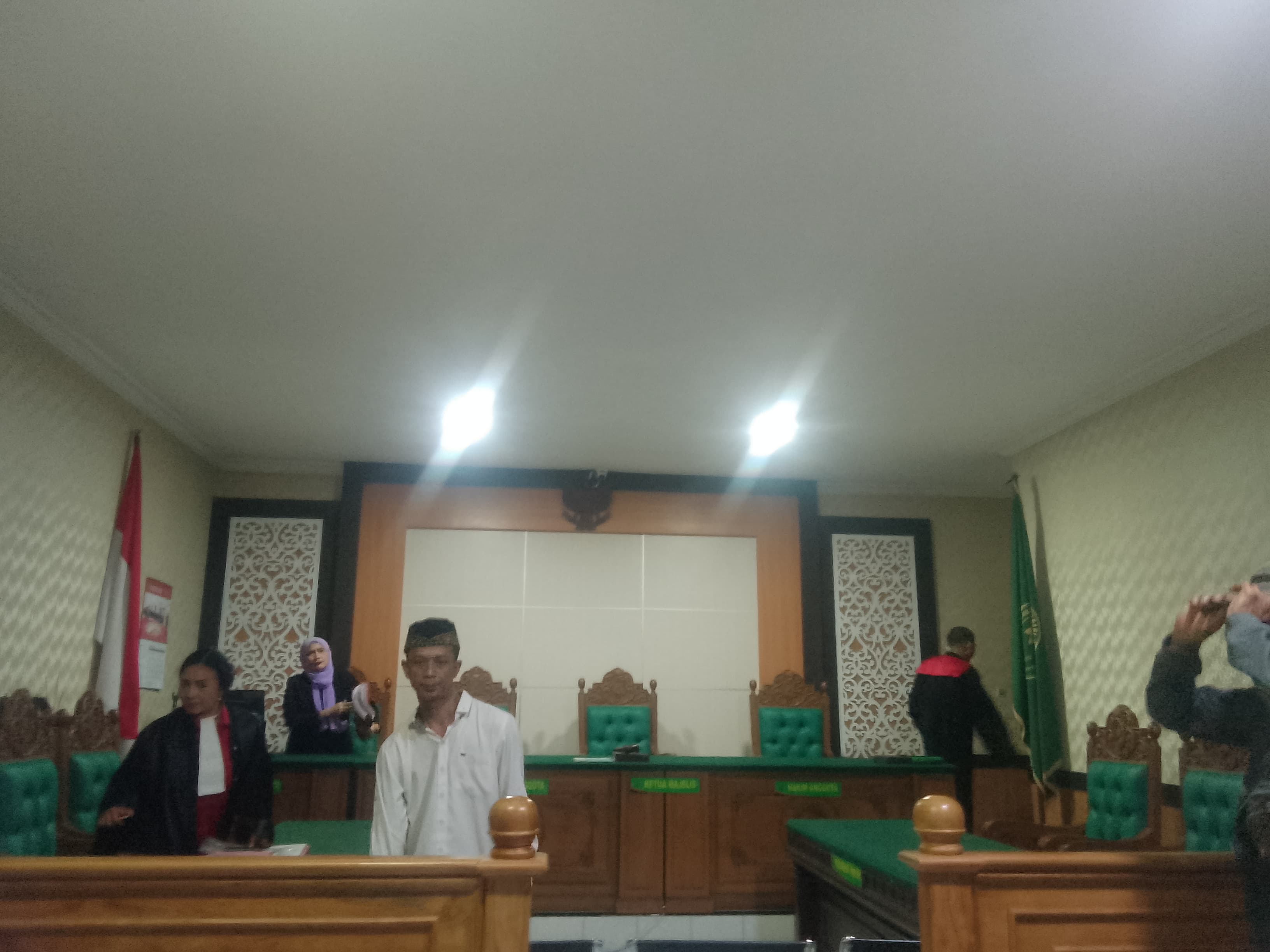 TERDAKWA : Moch Rosul usai jalani sidang kadus penipuan penggelapan di PN Sidoarjo, Rabu (8/1). (DIKY PUTRA SANSIRI/RADAR SIDOARJO)