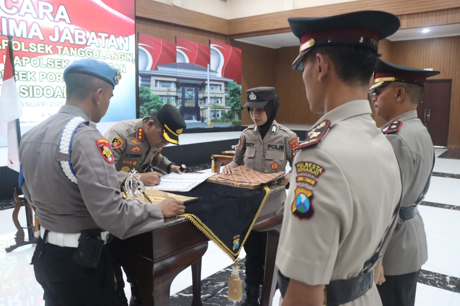 RESMI : Lima Kapolsek di wilayah hukum Polresta Sidoarjo resmi berganti.(IST/RADAR SIDOARJO)