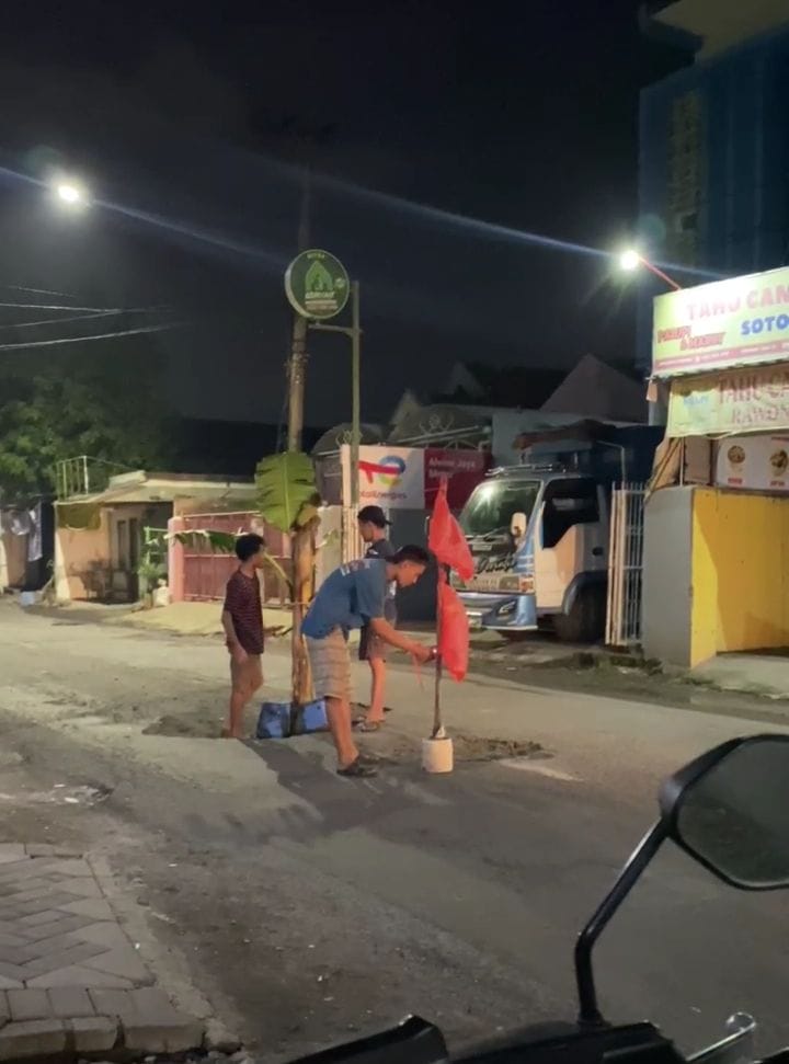 RUSAK : Warga tanam pohon pisang di tengah jalan Rabu (8/1) malam.
