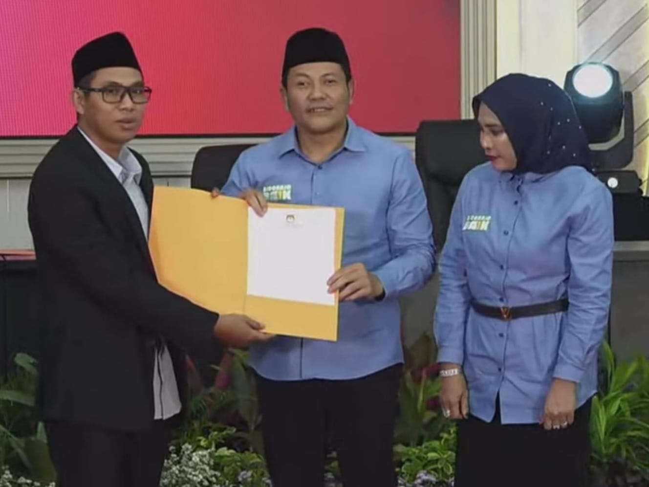 RESMI: Pasangan calon Bupati dan Wakil Bupati terpilih, Subandi-Mimik menerima laporan penetapan dari KPU Sidoarjo. (M SAIFUL ROHMAN/RADAR SIDOARJO)