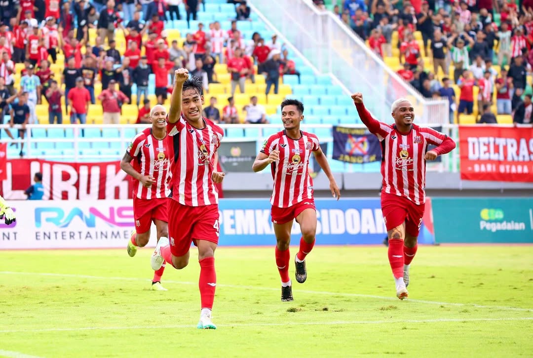 GEMILANG: Pemain Deltras Sidoarjo, Wigi Pratama (depan) usai mencetak gol. (IST)