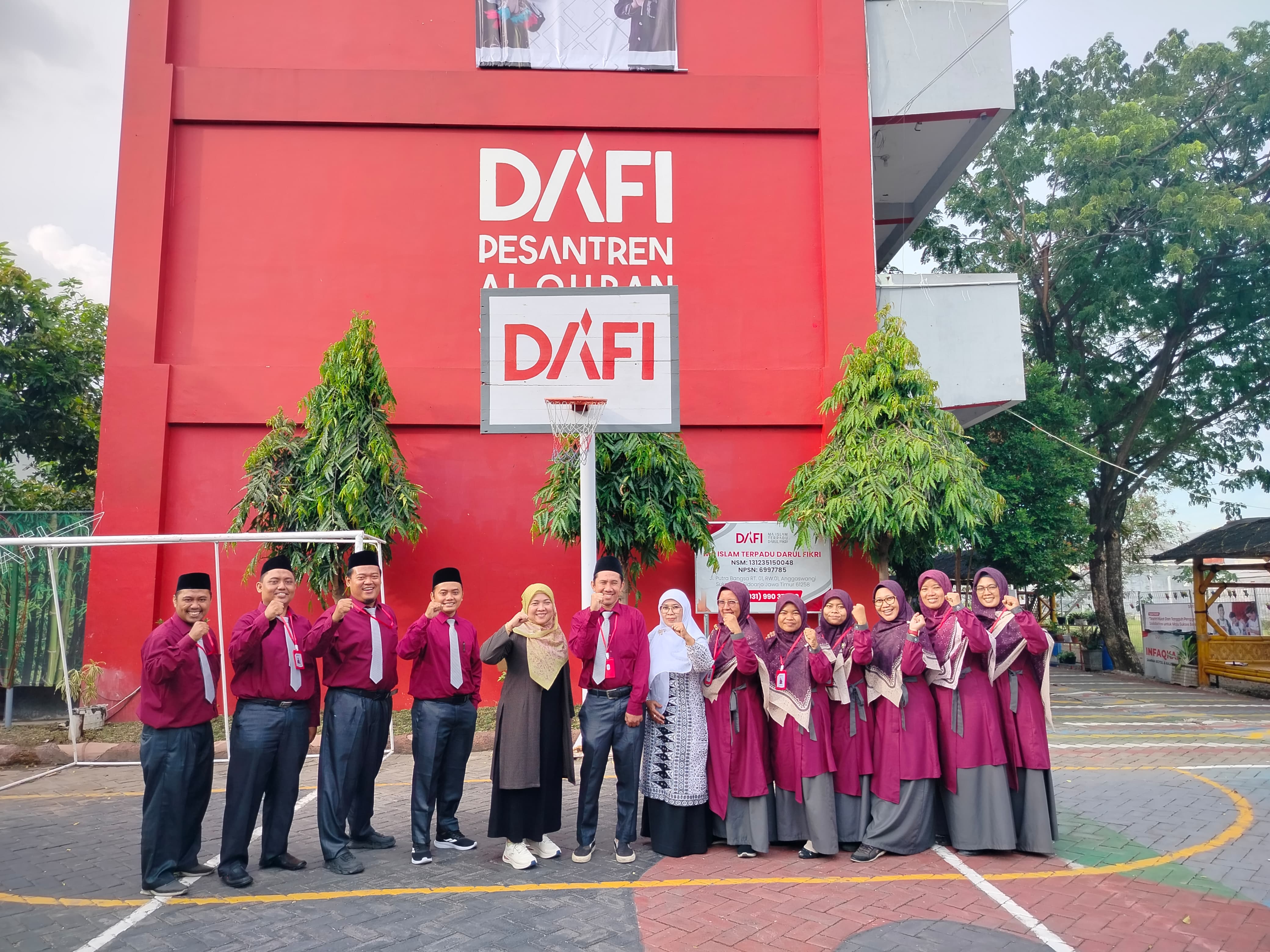 PRESTASI: Guru MA Darul Fikri bersama Asesor Akreditasi BAN-PDM depan gedung sekolah.