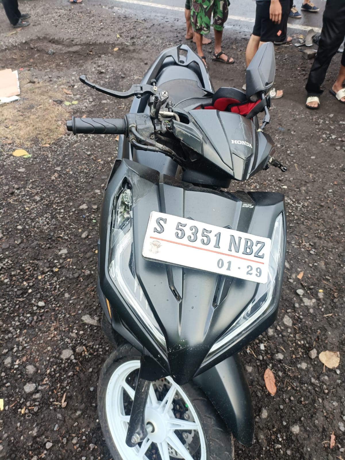 TERJEPIT : Kondisi sepeda motor korban usai mengalami kecelakaan di Jalan Ciro, Balongbendo, Sidoarjo. Penumpang sepeda motor meninggal di lokasi, Jumat (10/1). (IST/RADAR SIDOARJO)