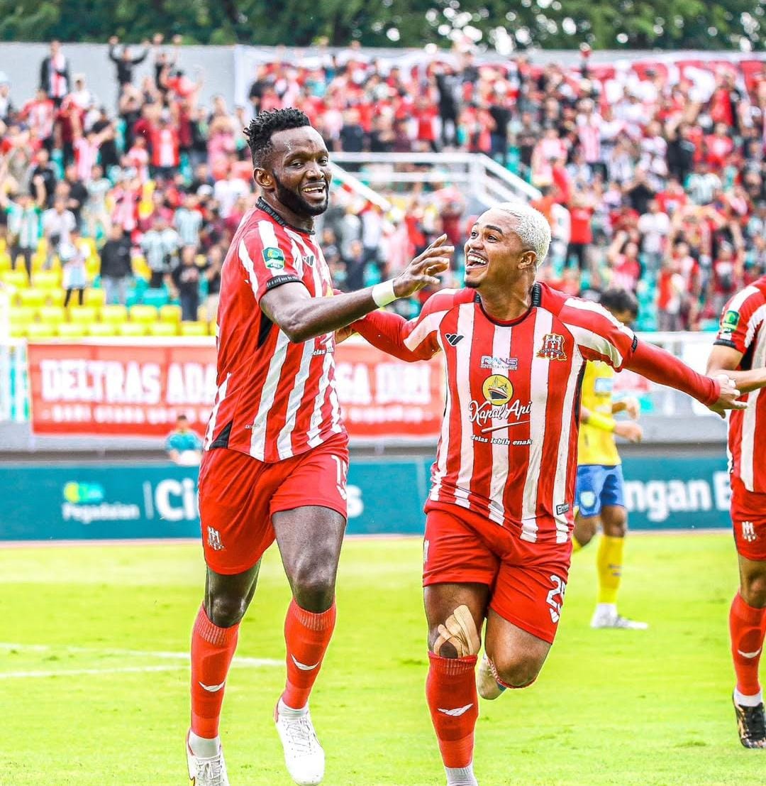 PERCAYA DIRI: Para Pemain Deltras Sidoarjo saat merayakan gol. (IST DELTRAS)