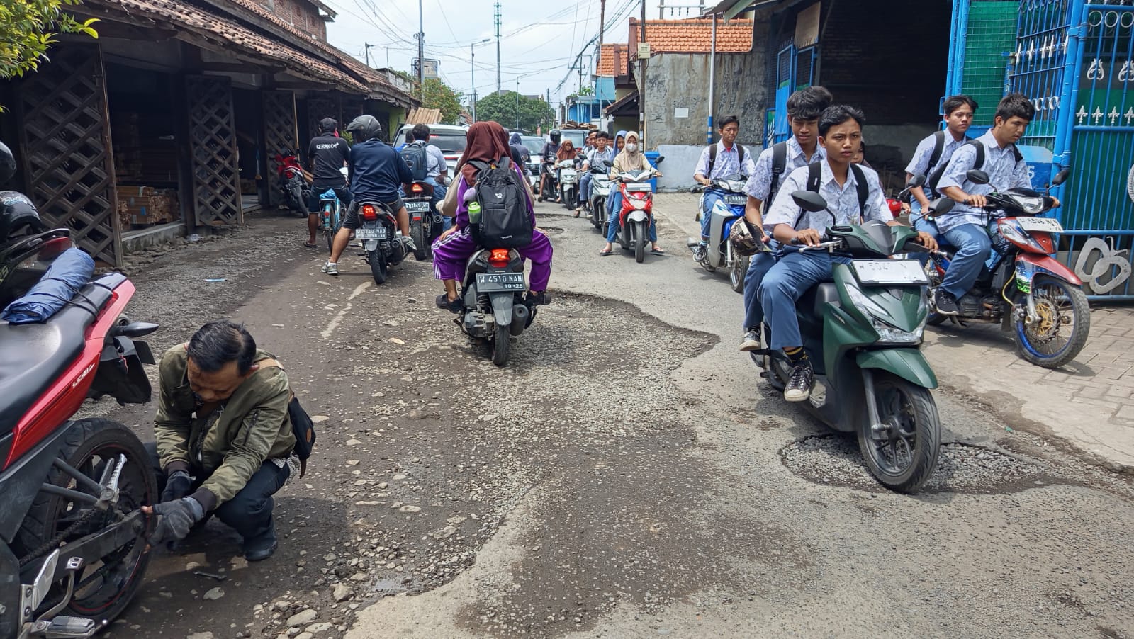 WASPADA: Jalan rusak di Jalan Kolonel Sugiono, Jumat (10/1). (DIKY PUTRA SANSIRI/RADAR SIDOARJO)