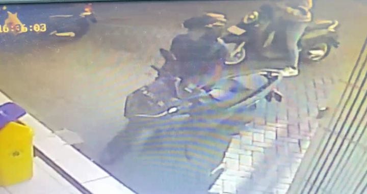 NEKAT: Posisi diduga maling motor saat beraksi. (IST)
