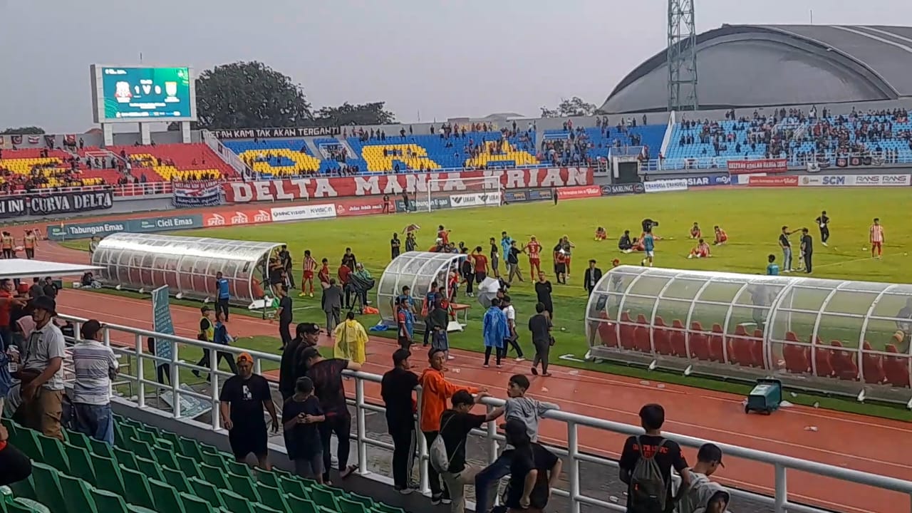 PANAS: Suasana pertandingan Deltras vs Persibo yang berakhir ricuh. (M SAIFUL ROHMAN/RADAR SIDOARJO)