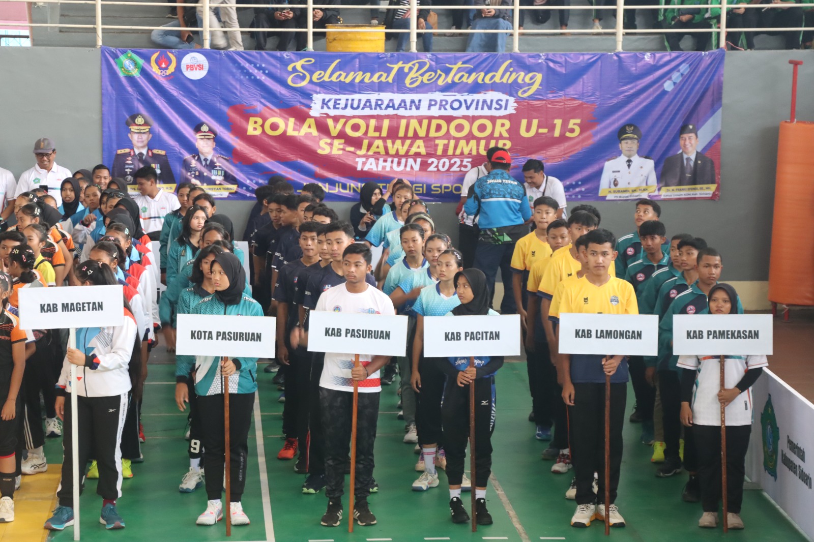 BERBAGAI DAERAH : Ratusan peserta Kejurprov bola voli antar klub U-15 se-Jatim, melaksanakan upacara pembukaan di GOR Delta Sidoarjo. (IST/RADAR SIDOARJO)