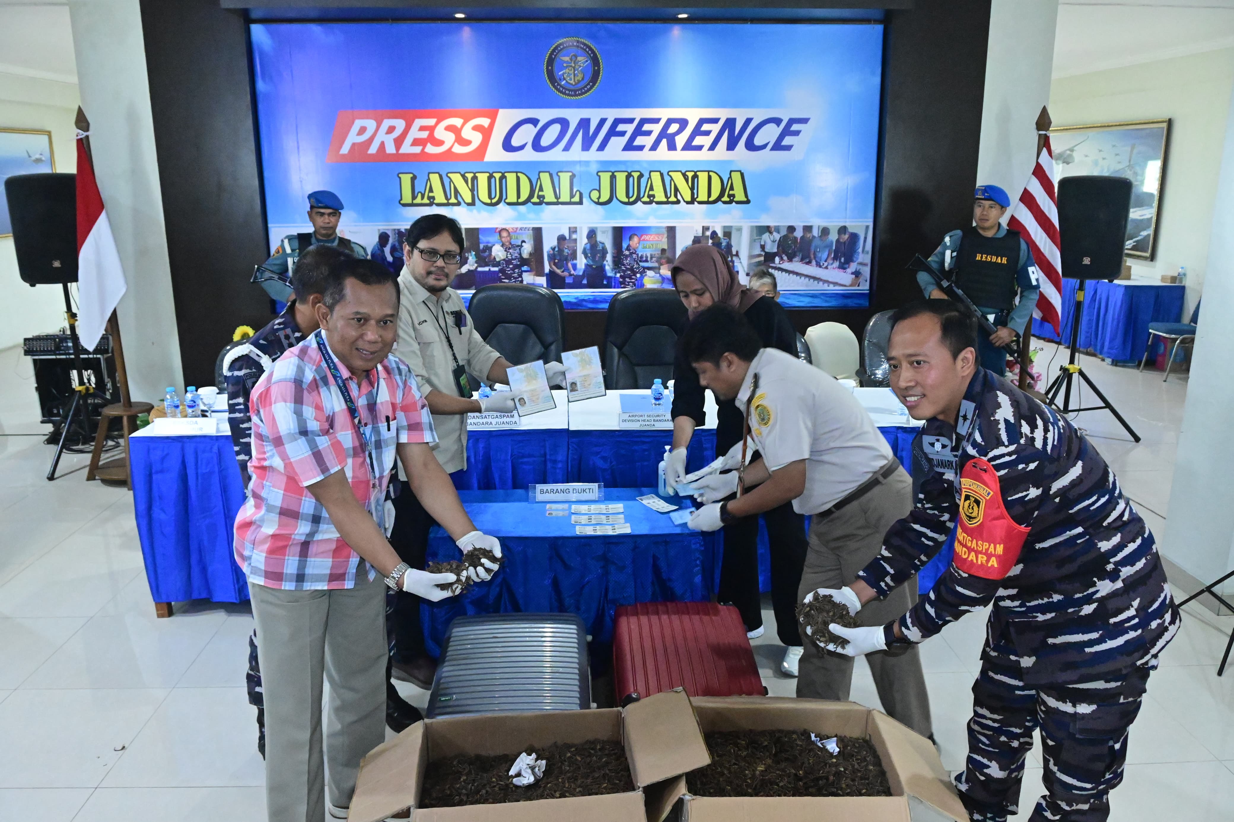 DISITA : Petugas gabungan Bandara Juanda, Sedati, Sidoarjo, gagalkan pengiriman jutaan kalajengking kering dalam kardus dan koper.(IST/RADAR SIDOARJO)