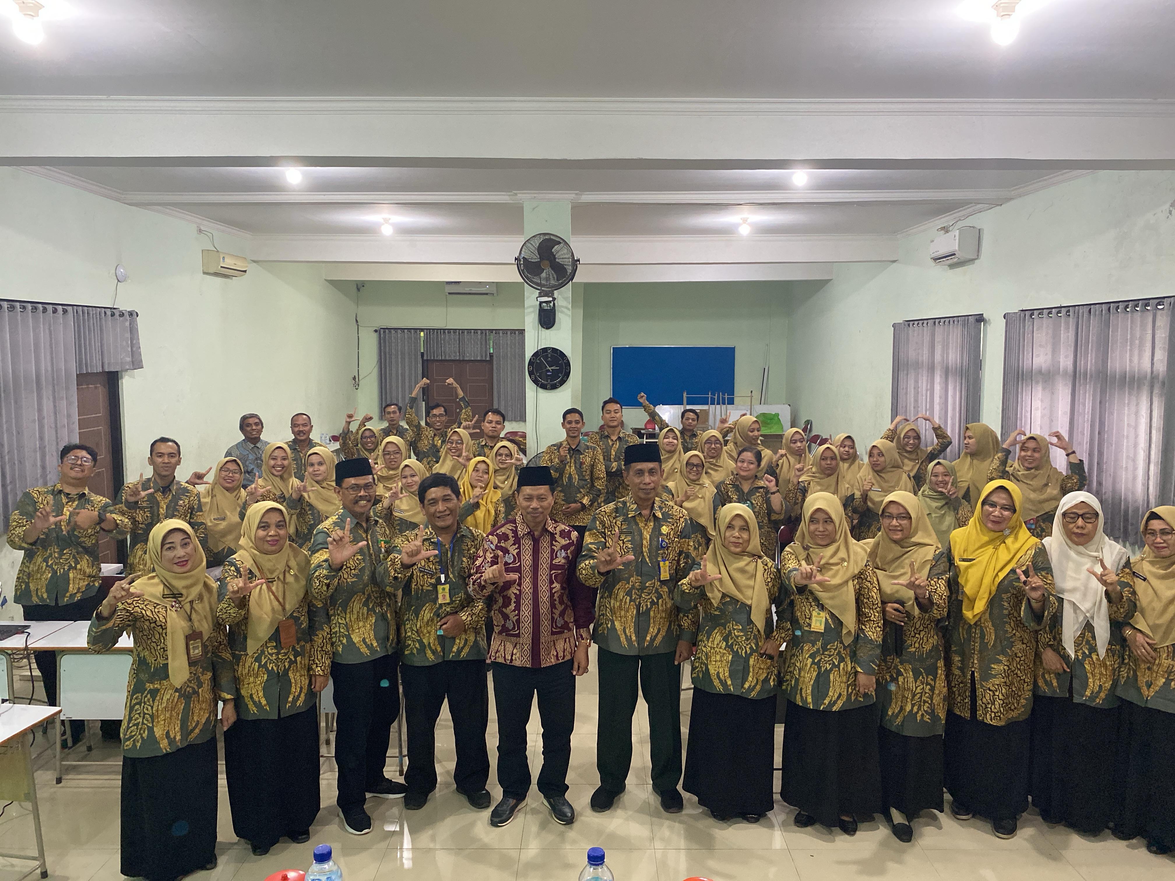 FOTO BERSAMA: Kepala SMPN 1 Candi Heri Kristianto, S.Pd, M.Pd bersama Kepala Dinas Pendidikan dan Kebudayaan Sidoarjo Tirto Adi dan dewan guru dalam kegiatan workshop. (ANAS RADAR SIDOARJO)