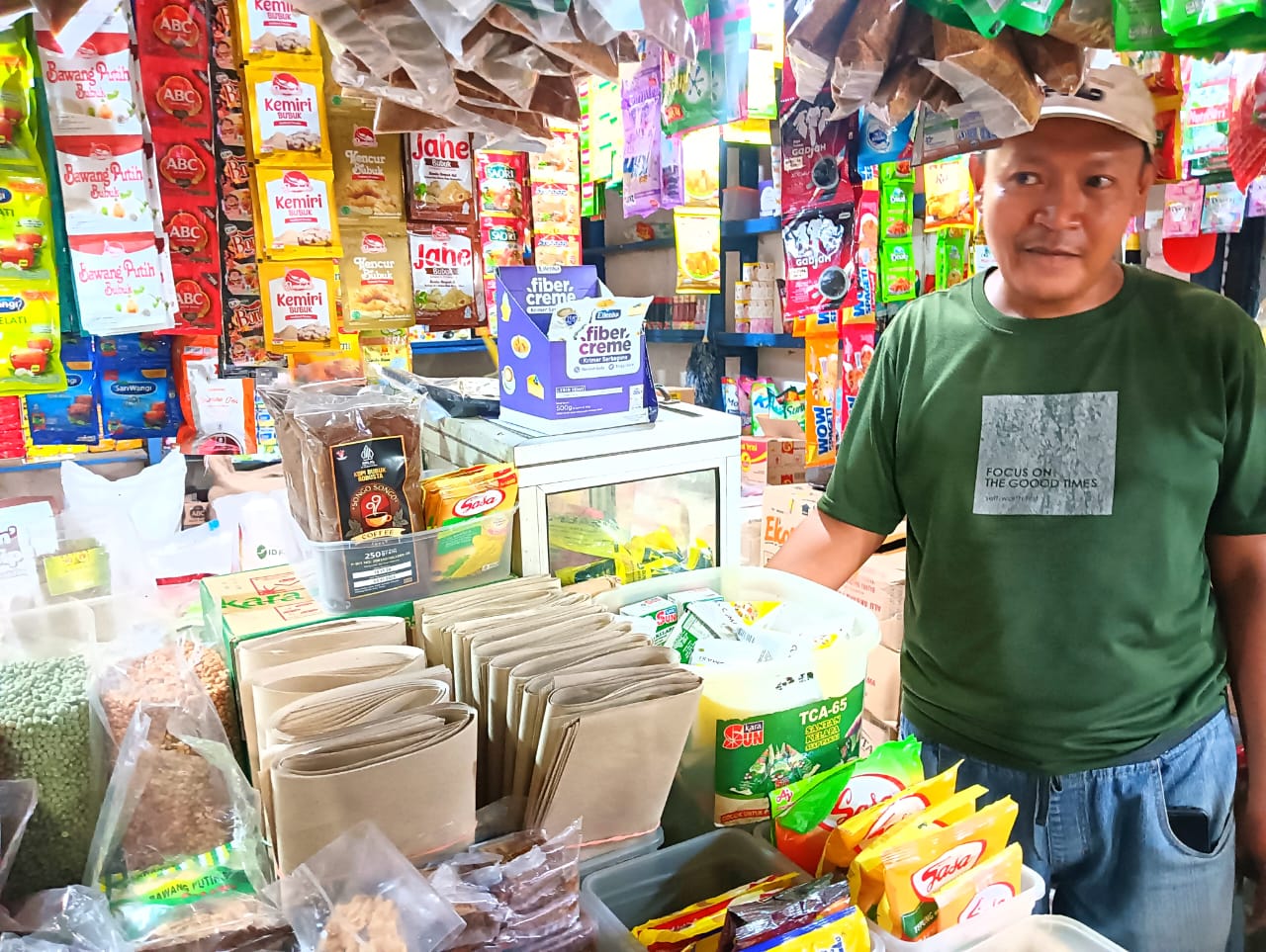 LANGKA : Pedagang Pasar Larangan, Sidoarjo, menunjukkan stok MinyaKita kosong.(IST/RADAR SIDOARJO).