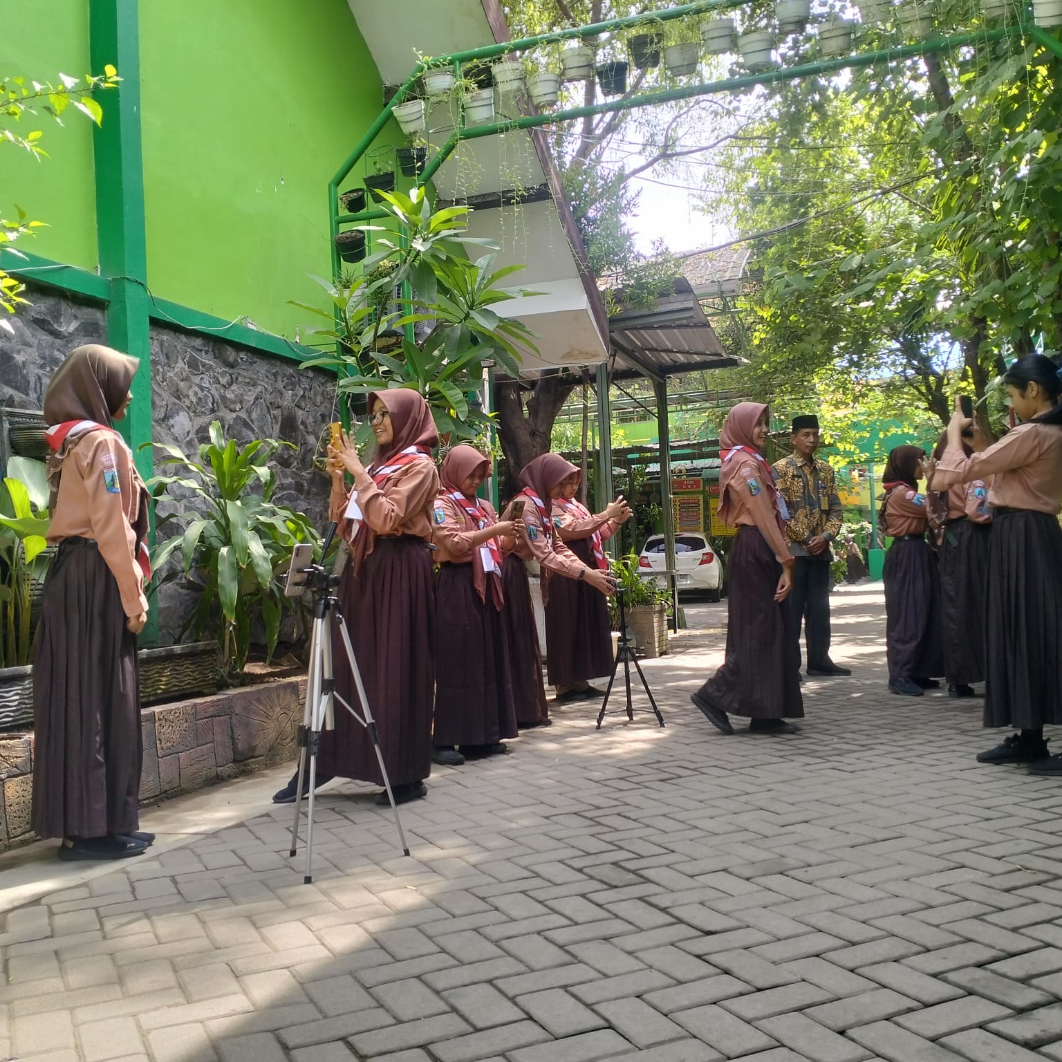 KEMBANGKAN DIGITAL ENTERPRENEUR : Para siswa saat belajar membuat video vlog dan konten digital.  (ANAS/RADAR SIDOARJO)