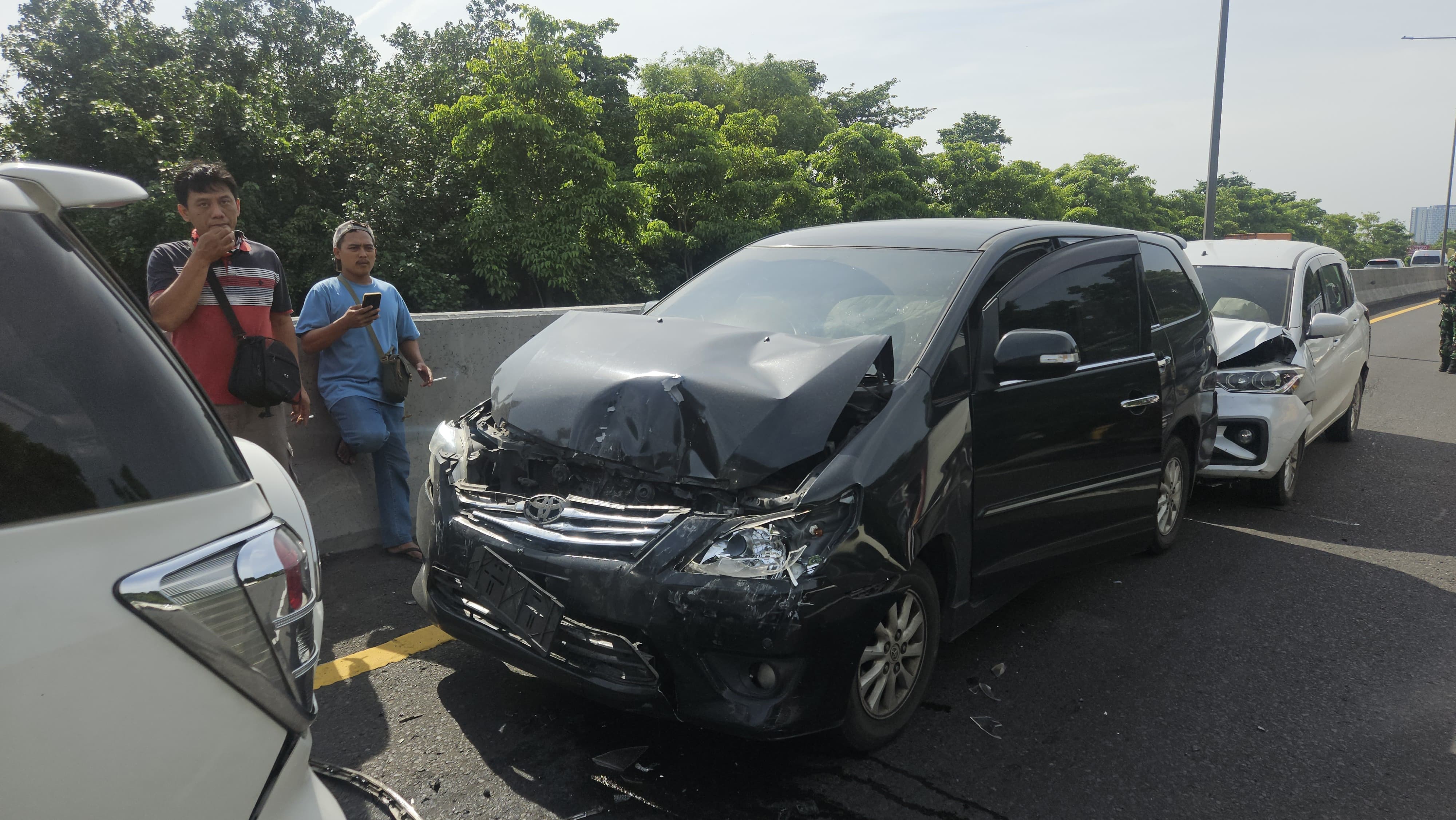 RINGSEK : Kondisi mobil usai mengalami tabrakan beruntun di tol Sidoarjo arah Waru, Senin (13/1). Kecelakaan ini libatkan enam mobil. (IST/RADAR SIDOARJO)
