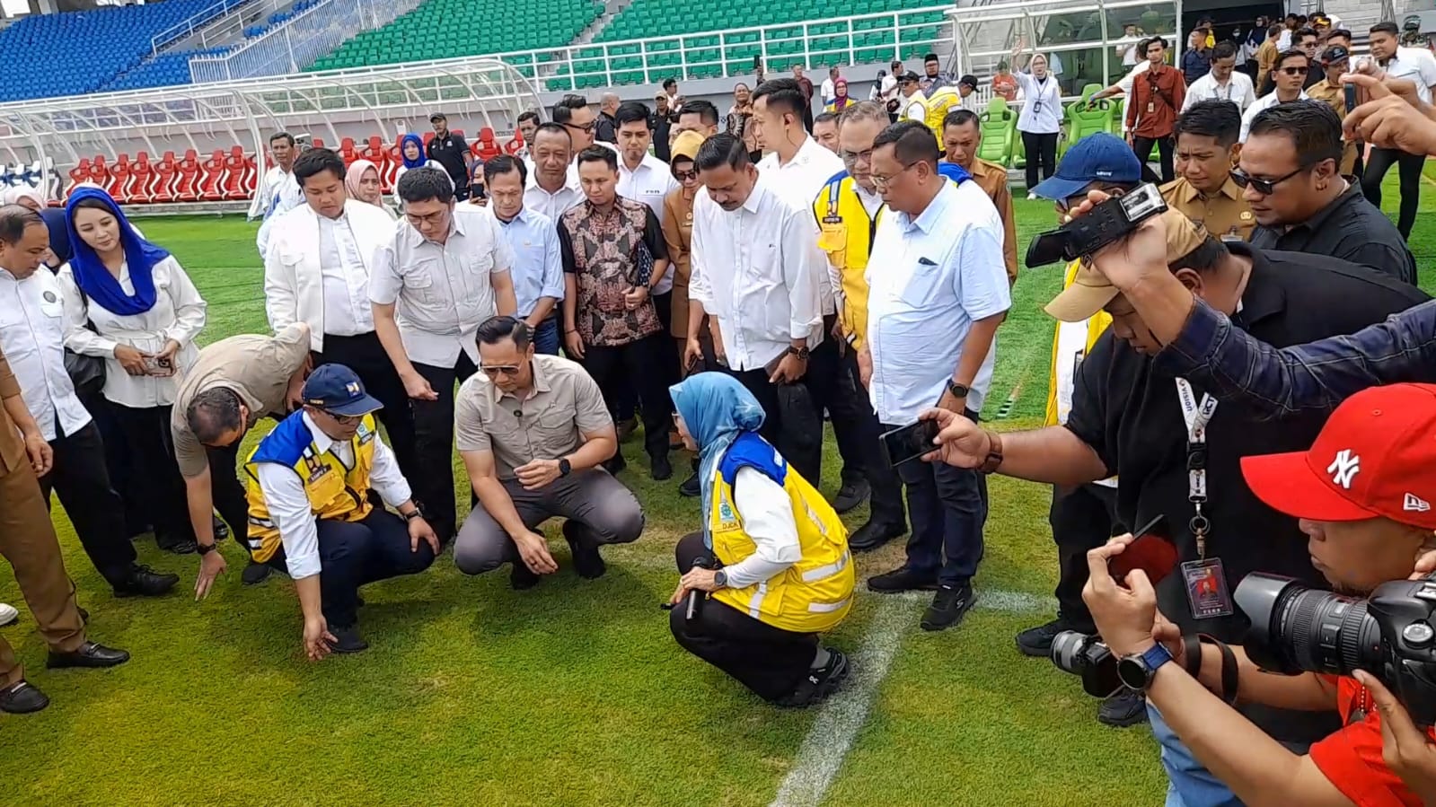 DOOR STOP: Menteri Koordinator (Menko) Infrastruktur dan Pembangunan Kewilayahan, Agus Harimurti Yudhoyono usai meninjau Stadion Gelora Delta Sidoarjo. (M SAIFUL ROHMAN/RADAR SIDOARJO)
