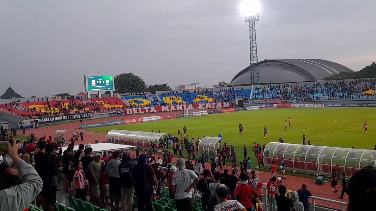 PANAS: Kericuhan yang terjadi dalam pertandingan Deltras vs Persibo Bojonegoro. (M SAIFUL ROHMAN/RADAR SIDOARJO)