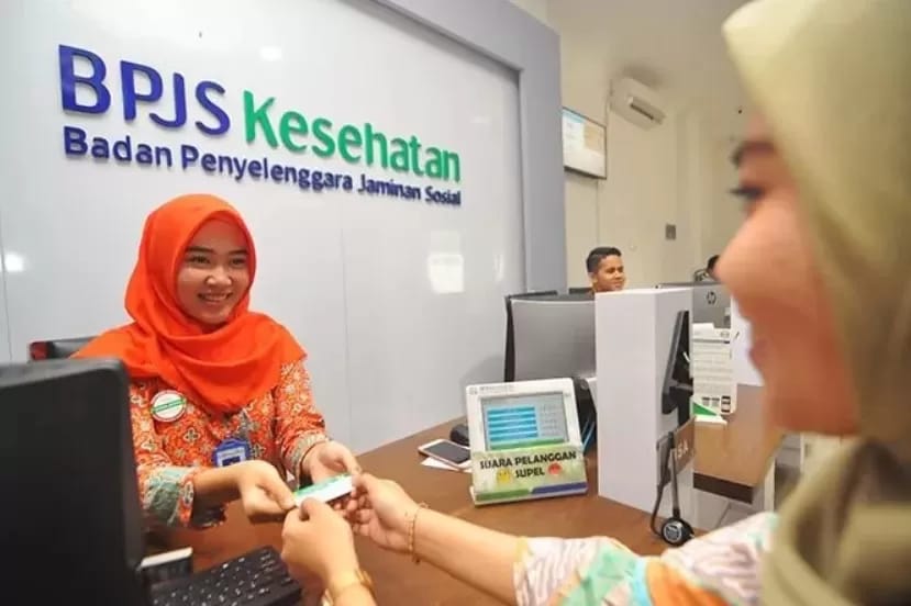 VERIFIKASI: Petugas BPJS Kesehatan saat melayani peserta. Dinkes Sidoarjo tunggu verifikasi untuk capai ambang batas UHC. (IST/RADAR SIDOARJO)