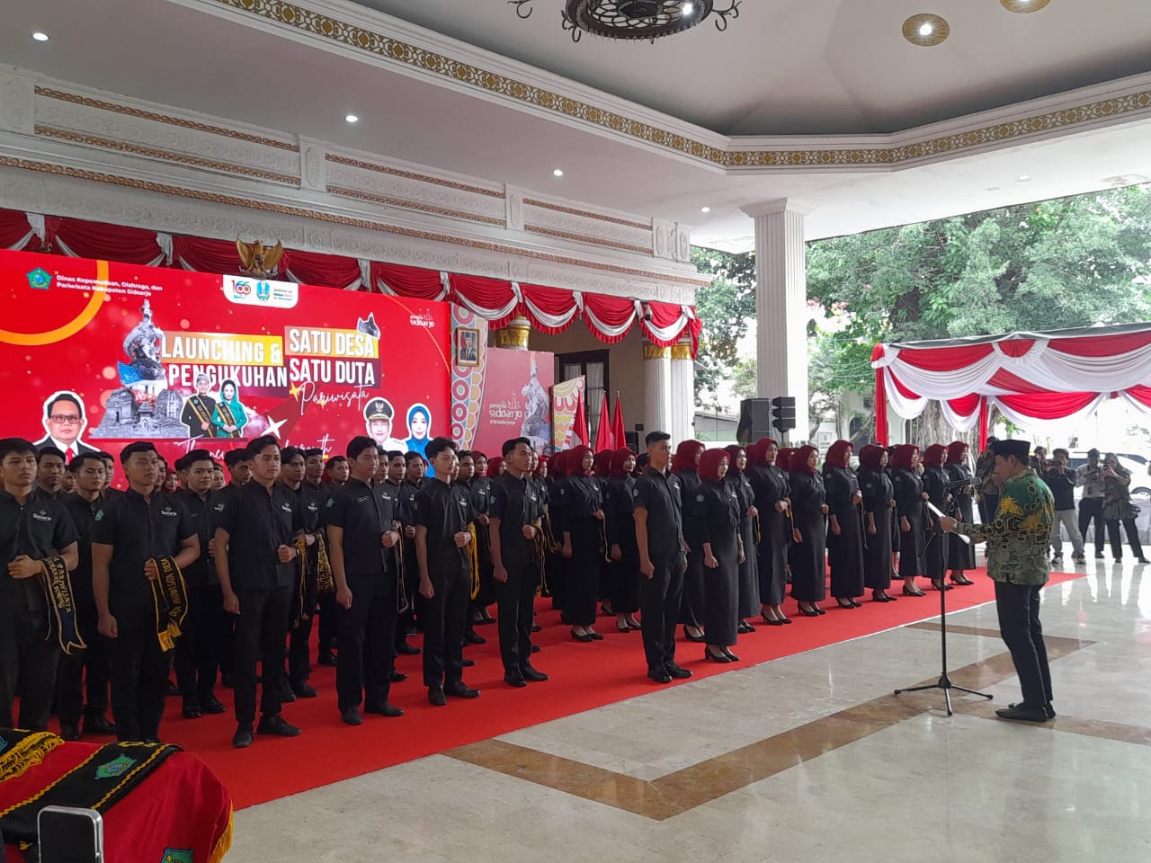 BERPOTENSI : Plt Bupati Sidoarjo Subandi kukuhkan 343 duta pariwisata untuk kembangkan wisata desa. (M SAIFUL ROHMAN/RADAR SIDOARJO)