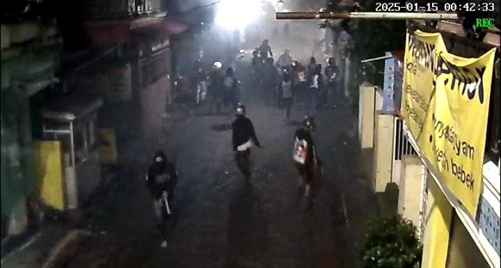 MENCEKAM : Rombongan perguruan silat diduga bentrok dengan warga di Sawotratap, Gedangan, Rabu (15/1). (IST/RADAR SIDOARJO)