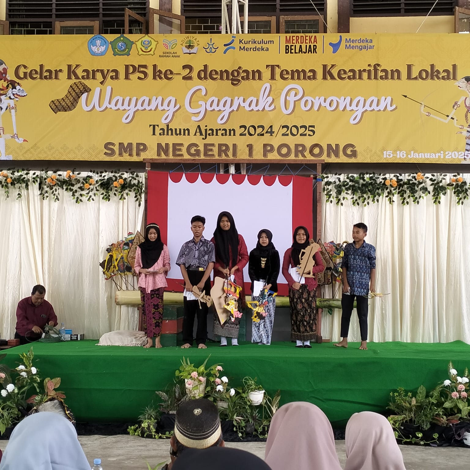 LESTARIKAN BUDAYA : Siswa SMP Negeri 1 Porong saat tampil dalam gelar karya P5 kedua. Siswa menampilkan wayang gagrak porongan. (ANAS/RADAR SIDOARJO)