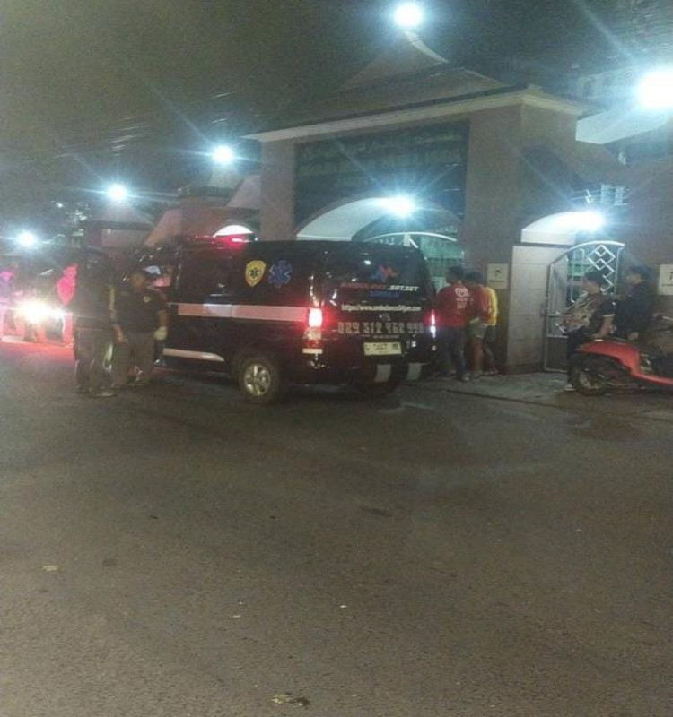 MERESAHKAN : Ambulans mengevakuasi korban yang diduga diserang massa perguruan silat di Jalan Brigjend Katamso, Waru, Sidoarjo, Kamis (16/1). (IST/RADAR SIDOARJO)