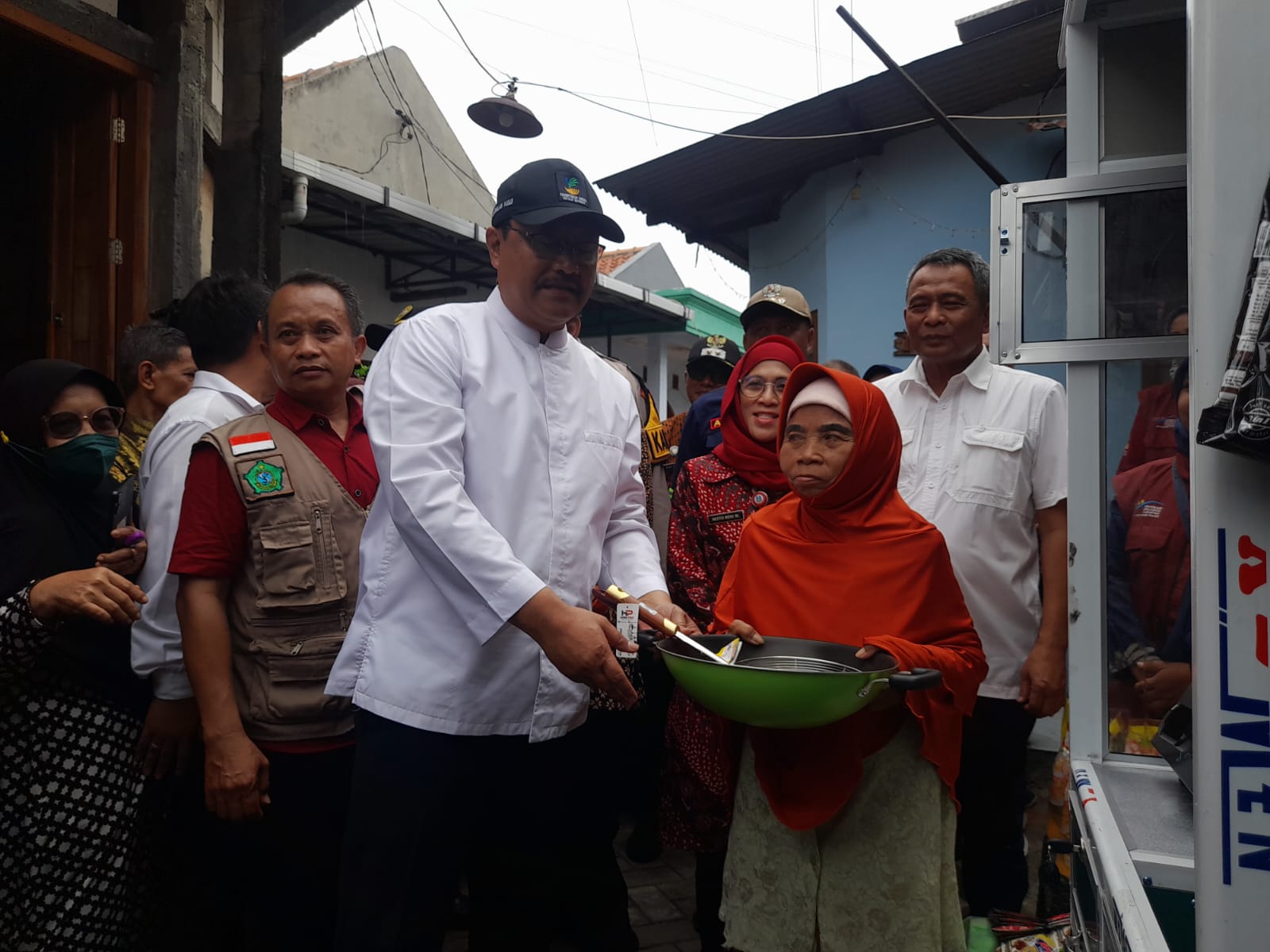 TURUN LANGSUNG: Gus Ipul saat memberikan bantuan ke lansia di Sepanjang, Taman, Sidoarjo. (M SAIFUL ROHMAN/RADAR SIDOARJO)