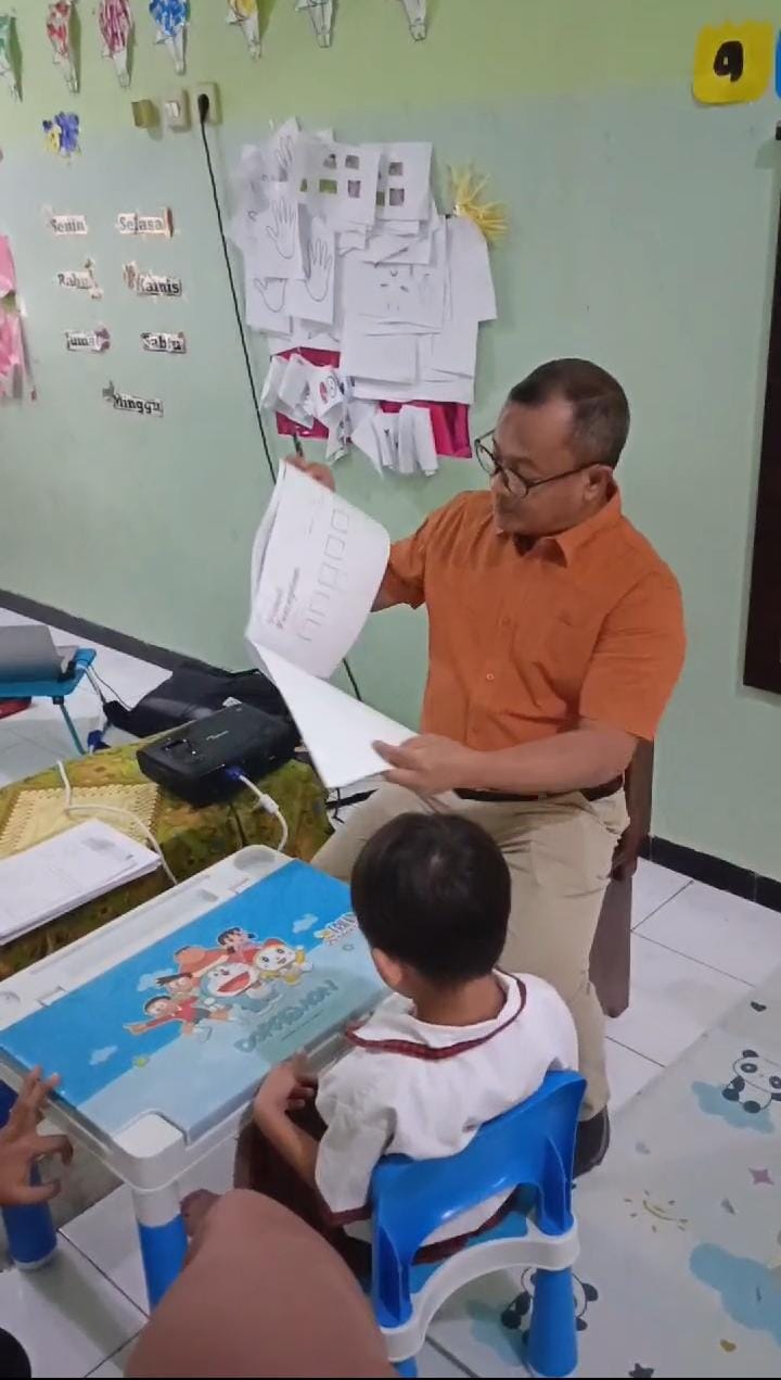 BERMANFAAT: Dosen Poltekkes Kemenkes Surakarta, Tri Budi Santoso, Ph.D, OT saat memberikan&nbsp;pelatihan.