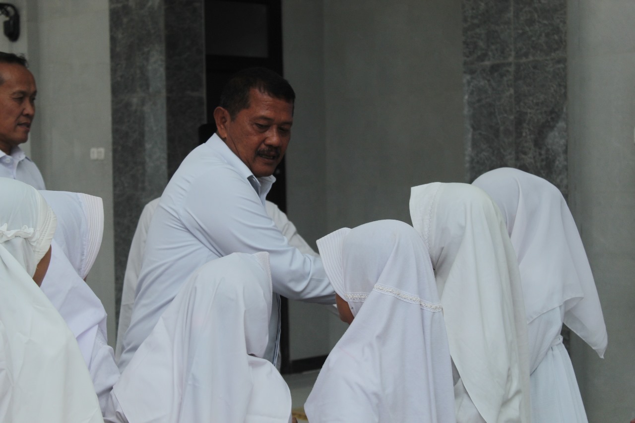 PEDULI: Direktur Jenderal Pemasyarakatan Brigjen Pol. Drs. Mashudi memberikan santunan kepada anak yatim.