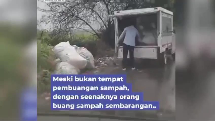 TEGAS: Tampak seorang pria membuang sampah dalam karung di pinggir jalan Jalan Desa Tambakoso, Waru, Sidoarjo. (IST/RADAR SIDOARJO)