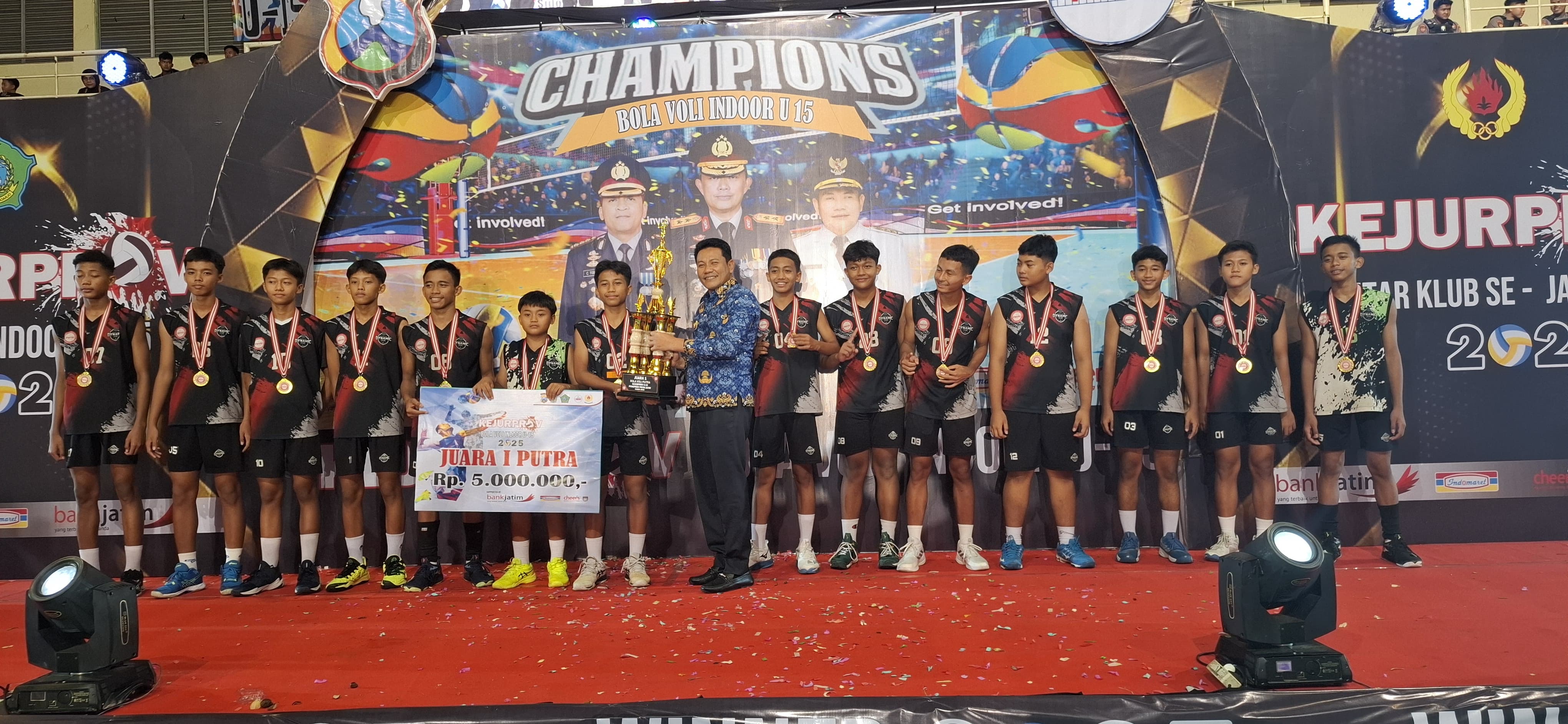 BIBIT : Kejurprov bola voli antar klub U-15 se-Jatim usai dilaksanakan. Plt Bupati Sidoarjo Subandi menyerahkan piala pada juara I bola voli putra. (GUNTUR IRIANTO/RADAR SIDOARJO)
