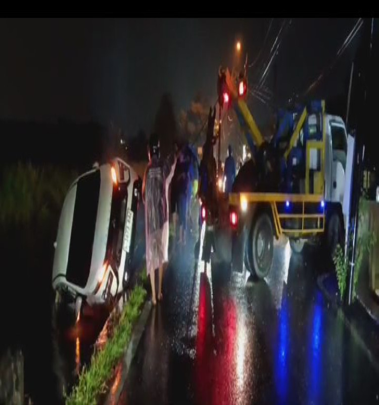 EVAKUASI : Sebuah mobil tercebur ke sungai di Jalan Kemasan Krian Sidoarjo, Minggu (19/1) malam. (IST/RADAR SIDOARJO)