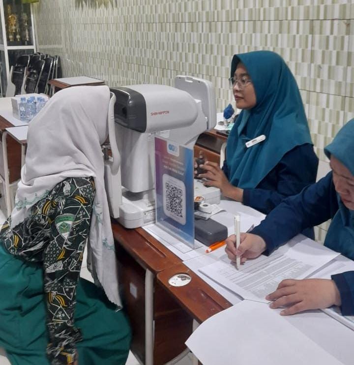 PRAKTIS: Salah satu siswa saat melakukan tes mata online melihtlebihjelas.id untuk mengetahui kondisi mata terkini melalui gawai. (IST/RADAR SIDOARJO)