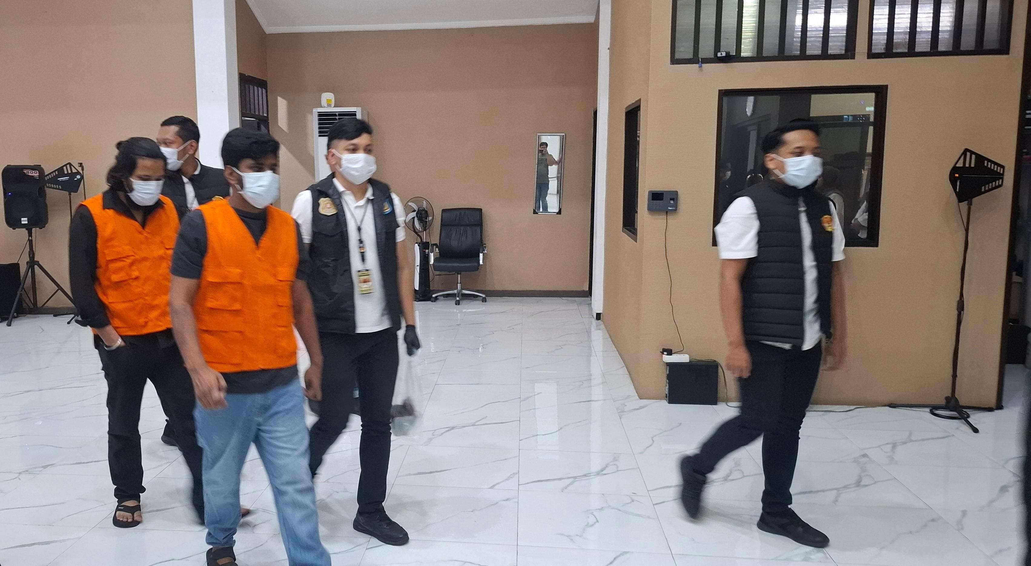 PENYIDIKAN : Terduga pelaku penyelundupan manusia yang diamankan Kantor Imigrasi Kelas I Surabaya di Sedati, Sidoarjo. Mereka tergabung dalam sindikat internasional. (GUNTUR IRIANTO/RADAR SIDOARJO)
