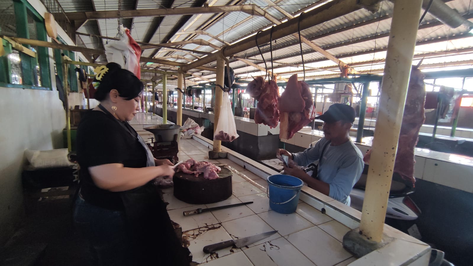 SEPI : Penjual daging sapi di Pasar Baru Porong, Sidoarjo, ikut resah dengan merebaknya PMK. (DIKY PUTRA SANSIRI/RADAR SIDOARJO)