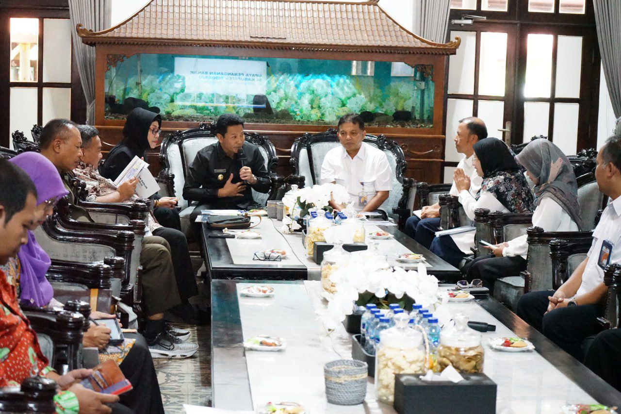 KERJASAMA: Kepala BBWS Brantas, Hendra Ahyadi saat bertemu dengan Plt Bupati Sidoarjo Subandi. Keduanya mencari solusi untuk mengatasi banjir di Sidoarjo. (M SAIFUL ROHMAN/RADAR SIDOARJO)