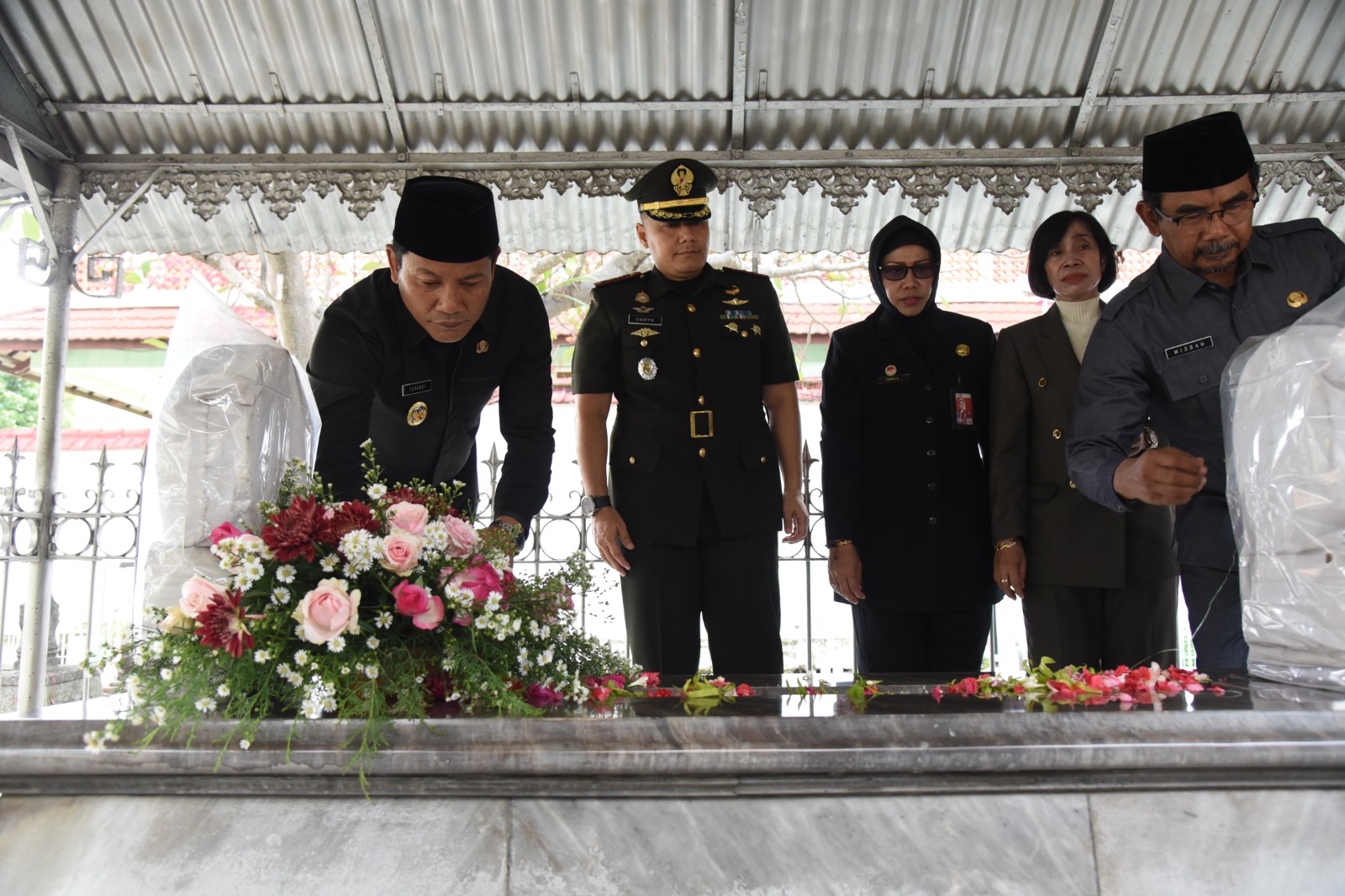 PENHORMATAN: Plt Bupati Sidoarjo Subandi bersama jajaran Forkopimda Sidoarjo melakukan ziarah ke makam para mantan bupati Sidoarjo.